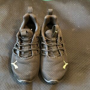 Girls puma tennis shoes